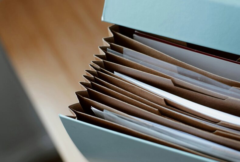 Un trieur à soufflets rempli de documents classés.